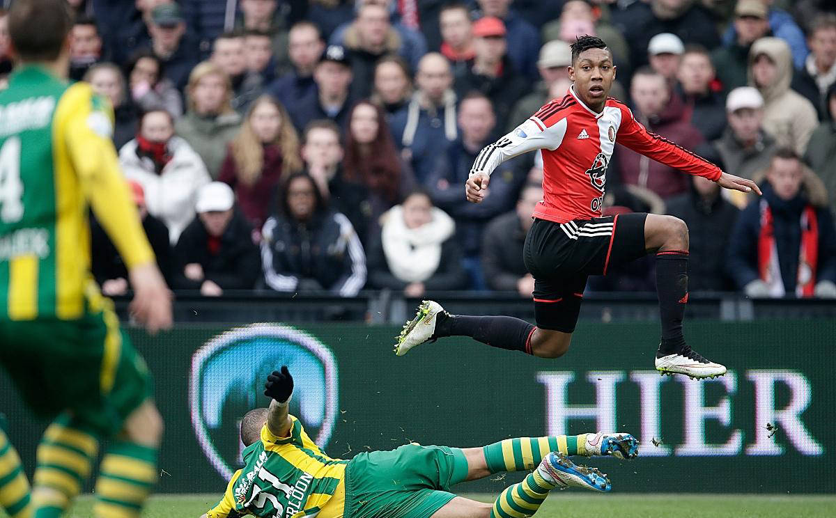 体育赛事包含清晨欧联焦点战，费耶诺德造点机会，气氛紧张，轮换策略成焦点的词条