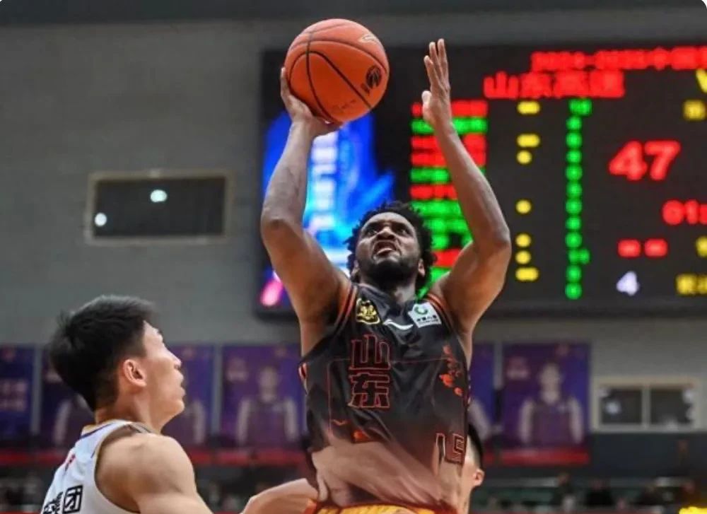 体育赛事转会期全明星赛焦点战，山东男篮战术微调，管理层满意，训练强度明显提升的简单介绍