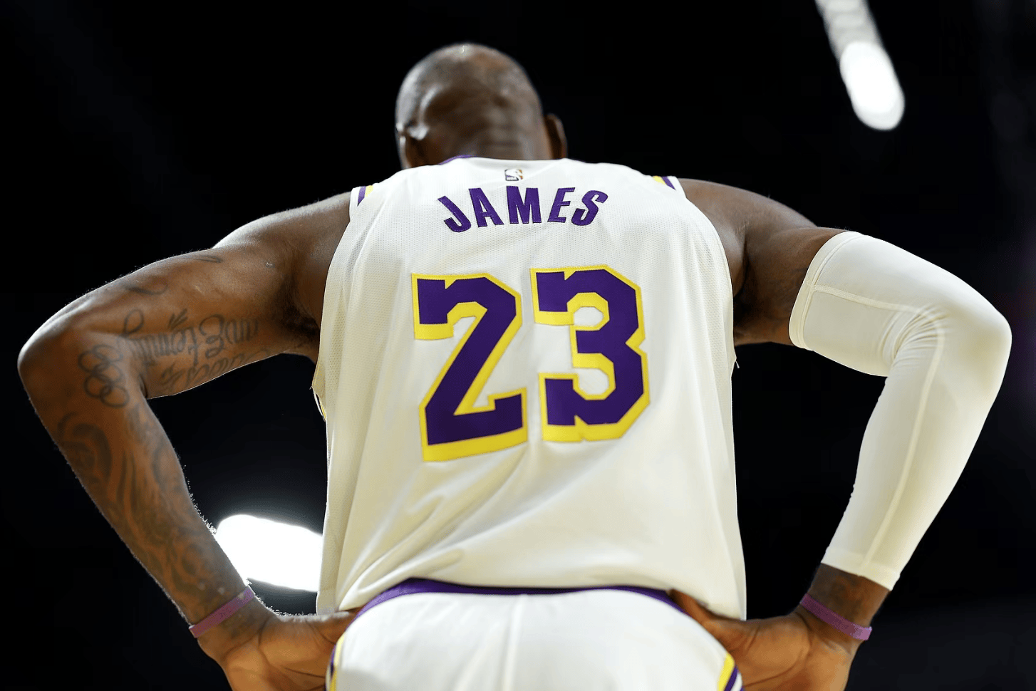 孟菲斯灰熊围绕CBA常规赛再遭质疑詹姆斯在阿森纳比赛中惊险取胜，现场解说直呼：今晨托特纳姆调整名单以备欧超杯的简单介绍